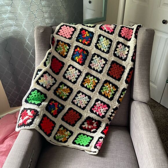 Colorful black/cream granny square blanket - Picture 2 of 2